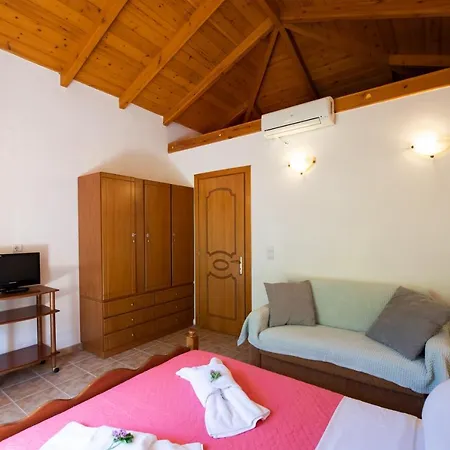 Delphinus Nefeli Áyios Nikítas